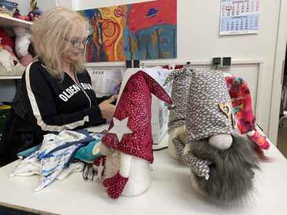 In der N&auml;hwerkstatt l&auml;uft die Wichtelproduktion auf Hochtouren. Das Innenleben besteht aus umgestalteten Kopfkissen.