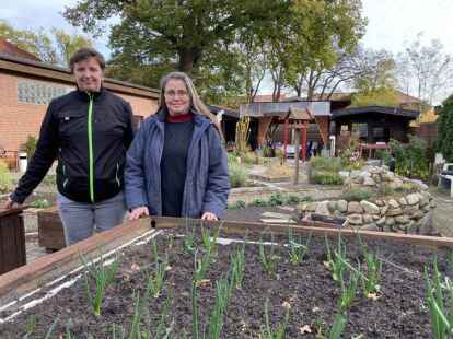 Carola Hilbers und Anke Thies (von links) im Garten hinter der  Werkstatt