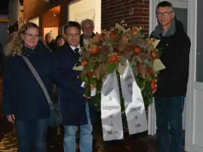 Legten gemeinsam den Kranz zur Gedenkfeier anl&auml;sslich des Novemberpogroms 1938 an der Gedenktafel vor dem Gr&ouml;schlerhaus nieder: (von links) Pastoralreferentin Sonja L&uuml;cke, B&uuml;rgermeister Jan Edo Albers und Pastor Thorsten Harland.