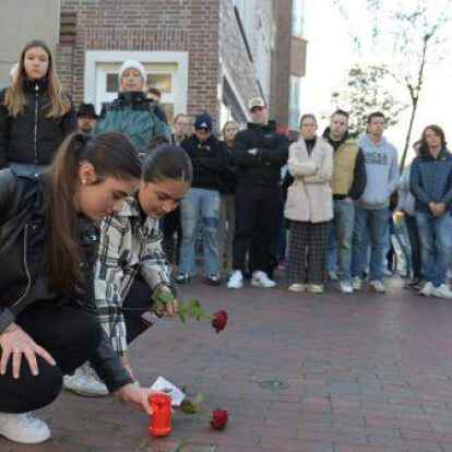 Sch&uuml;lerinnen der Realschule legten Kerzen und Rosen neben den Stolpersteinen in der Wildeshauser Innenstadt ab. Der neunte Jahrgang der Realschule hatte die Veranstaltung in diesem Jahr vorbereitet.