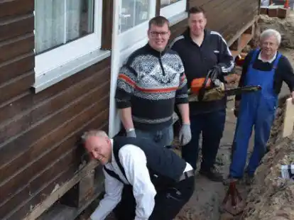 Flei&szlig;ige Mitglieder des B&uuml;rgervereins Augustgroden sorgten daf&uuml;r, dass der Schaden an der Unterkonstruktion des Vereinsheimes beseitigt wurde.