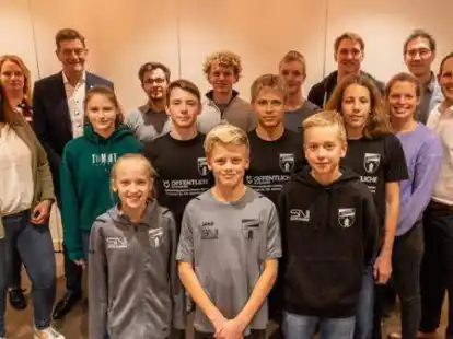 Gl&uuml;ckliche Wardenburger Sportlerinnen und Sportler: Nach der Corona-Pause konnten im Wardenburger Hof wieder die Sportlerehrung durchgef&uuml;hrt werden.