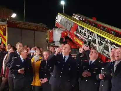 Die Kameradinnen und Kameraden der Freiwilligen Feuerwehr Cloppenburg feierten Richtfest beim Erweiterungsgeb&auml;ude des Feuerwehrhauses.