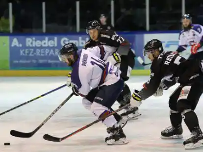 Einfach nicht zu stoppen war das Sander Team um Kapit&auml;n Sergejs Piskunovs (links) von den Weserstars Bremen.