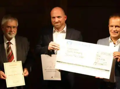 Der Borsla-Preis 2022 f&uuml;r Arne Lentf&ouml;hr aus L&uuml;beck (Mitte) aus den H&auml;nden von Dr. Josef Willer (links) und B&ouml;sels B&uuml;rgermeister Hermann Block.