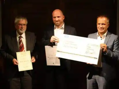 Der Borsla-Preis 2022 f&uuml;r Arne Lentf&ouml;hr aus L&uuml;beck (Mitte) aus den H&auml;nden von Dr. Josef Willer (links) und B&ouml;sels B&uuml;rgermeister Hermann Block.