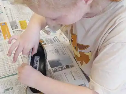 Aus Alt mach neu: Grundsch&uuml;ler in Donnerschwee haben aus M&uuml;ll fantastische, gefl&uuml;gelte Schuh-Wesen entworfen.