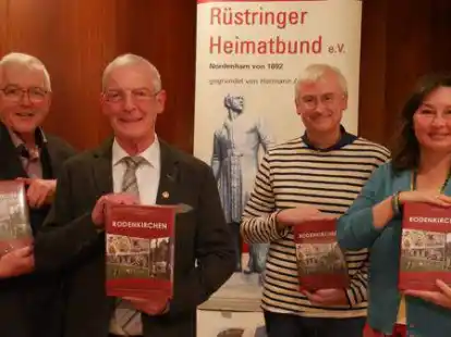 Im Jahr 2019 stellten sie die Rodenkirchen-Chronik vor (von links): Ummo Wedelich, Hans-Rudolf Mengers, Dr. Jens Schmeyers und Malgorzata Saunders