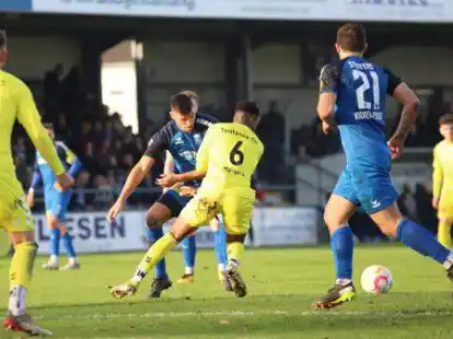 Manchmal geht er nach vorne, diesmal unterst&uuml;tzte er im Sturm Tido Steffens (21): Milad Faqiryar (Mitte) versucht noch, an den Ball zu kommen.