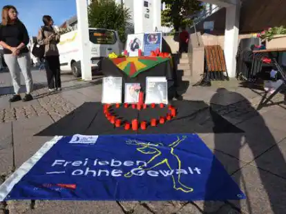 Wenige Tage nach der Gewalttat in Aurich wurde auf dem Auricher Marktplatz neben zwei Frauen aus dem Iran auch der jungen Auricherin gedacht.