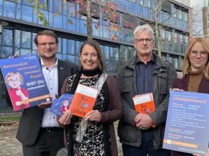 Kl&auml;ren auf: Oberb&uuml;rgermeister Tim Kruithoff, Annett Knochenhauer (Fachbereich &Ouml;ffentliche Sicherheit und B&uuml;rgerservice), Holger Schuster (Fachdienst Brand-, Zivil- und Katastrophenschutz) und Carina Hinrichs (Vorstandsb&uuml;ro).