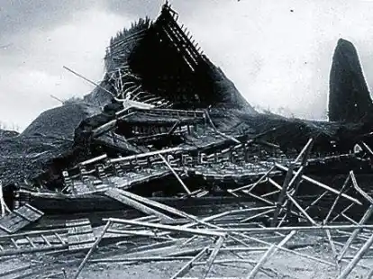 Die sich seinerzeit im Wiederaufbau befindliche Wehlburg im Museumsdorf Cloppenburg wurde durch den Sturm am 13. November 1972 stark besch&auml;digt.