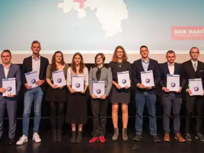 Gratulation zum Landessieg:  Der Pr&auml;sident der Handwerkskammer Oldenburg, Eckhard Stein (links), und Handwerkskammer-Hauptgesch&auml;ftsf&uuml;hrer Heiko Henke (rechts) rahmen (ab 2. von links) ein: die Landessiegerinnen und -sieger Tjorben W&ouml;bse, Fabian Diekmann, Sabrina Hasel, Celina Rickels, Carlotta Pasqua Mastrangelo, Nicole Scheidler, Tom Oltmanns, Jan Kr&auml;mer und Florian Hampel.