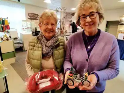 Neue Adresse und neues Sortiment: Melinda Dittmann (rechts) und Berta Bennert r&auml;umen derzeit noch Waren in der &bdquo;L&uuml;ttjen Wiehnachtsstuv&ldquo; ein. Ab dem 14. November &ouml;ffnet das besondere Angebot f&uuml;r Schmuck- und Geschenkideen wieder in Norden.