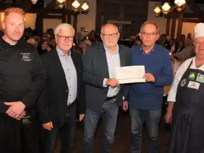 Bei der Scheck&uuml;bergabe (von links):  Andr&eacute; Beier (Koch), Johannes Budde (Carla), Martin Pille (Organisator), Reinhold Looschen (Carla) und  Franz Rielmann (Koch).