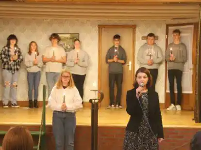 Der Leuchter wurde im Pfarrheim entz&uuml;ndet. Nicole Dockmann sang dazu, begleitet von Christoph Haase an der Gitarre.