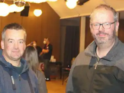 Benjamin Saathoff (links) spendete zum 50. Mal Blut. Dennis Jan&szlig;en gratulierte ihm in Gro&szlig;enmeer.