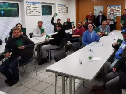 Den Fischerkurs erfolgreich absolviert: 16 Anglerinnen und Angler des Fischereivereins Wildeshausen haben die Pr&uuml;fung bestanden.