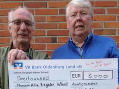 Freut sich f&uuml;r den Verein des Ziegeleimuseums in Westerholt &uuml;ber die Spende von Firmeninhaber Heinz Wellmann (rechts): Der Vorsitzende Edgar Ruhm.