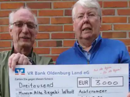 Freut sich f&uuml;r den Verein des Ziegeleimuseums in Westerholt &uuml;ber die Spende von Firmeninhaber Heinz Wellmann (rechts): Der Vorsitzende Edgar Ruhm.