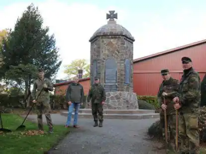 Soldaten der 3. Kompanie im Logistikbataillon 161 unter F&uuml;hrung von Oberstabsfeldwebel Werner Schunk pflegten am Mittwoch das Ehrenmal in D&uuml;ngstrup.