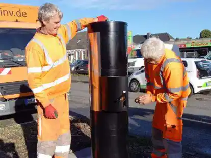 Die Montage dauert rund zwei Tage: Die  Monteure Helmut Redecker (links) und Dirk Kaminski von der M&uuml;lheimer Firma INV-Verkehrstechnik GmbH beim Aufstellen des neuen Geschwindigkeitsmessger&auml;ts in Borssum.
