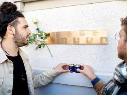 Entz&uuml;ndeten an der neuen Wandtafel f&uuml;r die Familie Gerson zwei Kerzen: Jair (links) und Juval Gerzon vor dem Haus an der Bremer Stra&szlig;e 32, in dem bis 1935 die Familie Gerson und Cohen lebte.