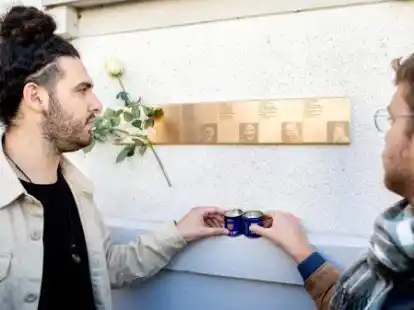 Entz&uuml;ndeten an der neuen Wandtafel f&uuml;r die Familie Gerson zwei Kerzen: Jair (links) und Juval Gerzon vor dem Haus an der Bremer Stra&szlig;e 32, in dem bis 1935 die Familie Gerson und Cohen lebte.