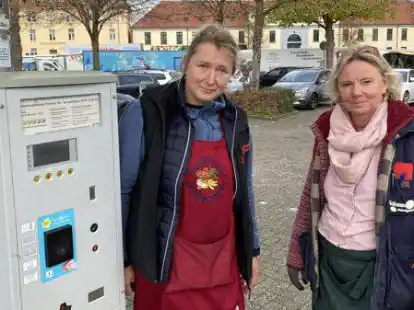 Verkaufen ihre Waren regelm&auml;&szlig;ig auf dem Wochenmarkt am Pferdemarkt: Birgit Meents (links) von H&uuml;ttemeyer Fruchthandel und Renate Bruns von Schumacher Frischgem&uuml;se.