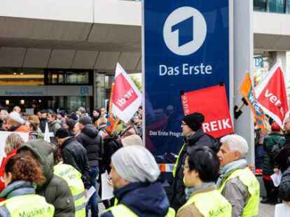 Teilnehmer eines Warnstreiks stehen vor dem Funkhaus des Bayerischen Rundfunks (BR). Verdi hat vor dem Hintergrund von Tarifverhandlungen zu Warnstreiks in ARD-Häusern aufgerufen.