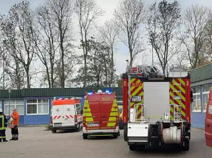 Zahlreiche Rettungskr&auml;fte waren am Donnerstag bei der Oberschule Rodenkirchen im Einsatz.