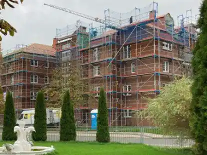 Sanierungsarbeiten nach Gro&szlig;brand: Dachdecker decken derzeit das wieder aufgebaute Dach am Taxusweg 2 in Borssum neu ein.