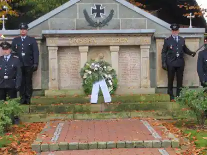 Im Saterland finden anl&auml;sslich des Volkstrauertages wieder mehrere Kranzniederlegungen an den Ehrenmalen statt, wie hier im vergangenen Jahr in Scharrel.