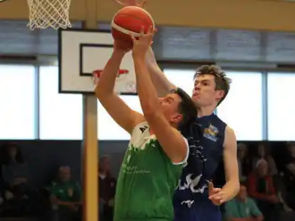 Viel Zug zum Korb zeigte der Clevernser Spielertrainer und Topscorer Janik Schulze (vorne) in der Dannhalm-Sporthalle.