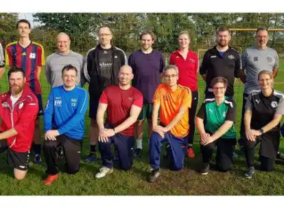 Die Teilnehmenden des Kindertrainer-Zertifikats in W&uuml;sting zusammen mit den Referenten Heiko Schwarting (hinten links) und Hannes Krummen (hinten rechts)