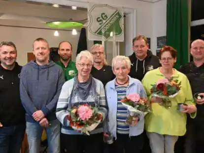 Die SG Bookhorn um den 1. Vorsitzenden Maik Scherschanski (von links) hat langj&auml;hrige Mitglieder geehrt: Dennis Scherschanski, Michael Thoms, Siegrid Br&uuml;njes, Holger Bruns, Christa K&ouml;neke, Frank Stephan, Yvonne Hummel-Kwasny und Thomas Oldendorf.