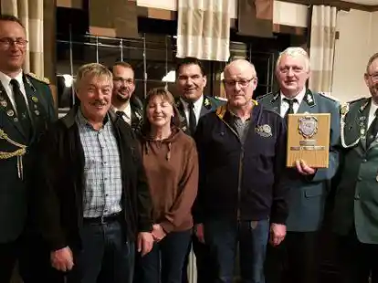 Die besten Sch&uuml;tzen nach der Siegerehrung (v.l.): Oberst Rolf Behnen, Johannes Behnen, Hermann Olliges, jun., Maria Windt, Bj&ouml;rn Hanekamp, Willi Dumstorff, Werner B&ouml;ckmann mit der Wanderplakette und Gerd Windt (Vorstand).