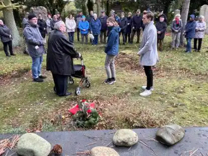 Der SPD Ortsverein Schortens hatte sich mit weiteren Teilnehmern am 84. Jahrestag der November-Pogrome zu einer Gedenkveranstaltung auf dem j&uuml;dischen Friedhof an der Menkestra&szlig;e versammelt.