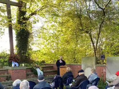 Pfarrer Dirk J&auml;hrig hielt den Gottesdienst zum Volkstrauertag in Golzwarden.