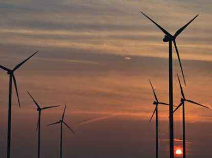 Windenergieanlagen (Symbolbild): Auch in der Gemeinde Apen werden sich k&uuml;nftig mehr als die vier in Augustfehn II und III drehen. Doch wo sollen weitere gebaut werden?