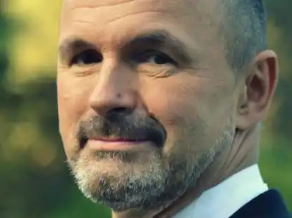 Pr&auml;sentiert die beliebte Gala-Reihe &bdquo;Klassische Weihnacht&ldquo; im historischen Spiegelsaal des Alten Kurhauses in Bad Zwischenahn: Ivo Berkenbusch.