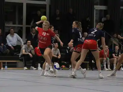 Mit der SG Friedrichsfehn/Petersfehn im Topspiel gegen den TV Oyten erfolgreich: Ruth Kampers (am Ball).