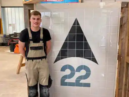 Ausgezeichnete Handarbeit: Mit dieser Platte trug Brian Wessels aus Westerstede beim Landeswettbewerb im Fliesenlegerhandwerk den Sieg davon. Nun k&auml;mpft er in Berlin um den nationalen Titel.