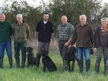 Haben die Jagdhundausbildung erfolgreich bestanden (von links): Michael Schulz, Dieter Ricklefs, Holger Suhr, Eggert Haase, Ausbilder Hans-Gerd Lameyer, Lisel Harms-Herrmann.