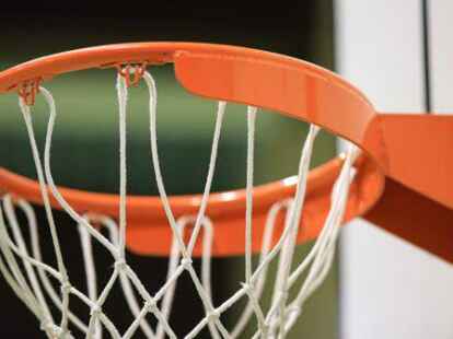 M&ouml;glichst viele B&auml;lle wollen die beiden freisischen Teams in der Reuse versenken.