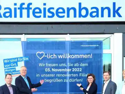 Vor der renovierten Raiffeisenbank in Rodenkirchen: (von links) Hergen Schmidt (Kundenservice), Matthias Strieben (Kundenberatung), Claudia Bovermann (Kundenservice), Bastian Strathmann (Filialleiter) und Tanja Daugill (Vorst&auml;ndin)
