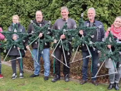 Pr&auml;sentierten die neuen Weihnachtssterne: (von links) Elke Brandt-Fricke und Heike Barjenbruch (Landfrauenverein), Alexander Schwantje (Traditionsverein), Tim Wester (Firma Bruckert Bauunternehmen), Claus Witte (Firma Witte Haustechnik) und Carina Alves mit Jasper (Gr&ouml;&ouml;n Schnack).