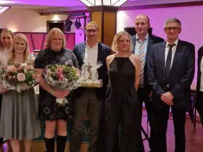 Ehrungen der Sportler des Jahres: Sonja Emke (Dritte v.l.), Werner Lucke (F&uuml;nfter v.l.) und der TCNG wurden ausgezeichnet.