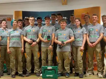 Alle 17 Teilnehmerinnen und Teilnehmer an den Deutschen Meisterschaften im Tischler- und Schreinerhandwerk: In der Mitte mit Profihandmaschine  der Zweitplatzierte Elias Kleespies (Hessen), rechts daneben der Drittplatzierte Paul Weltis (Baden-W&uuml;rttemberg), daneben der Deutsche Meister 2022 Sebastian Moser aus Steingaden in Oberbayern.