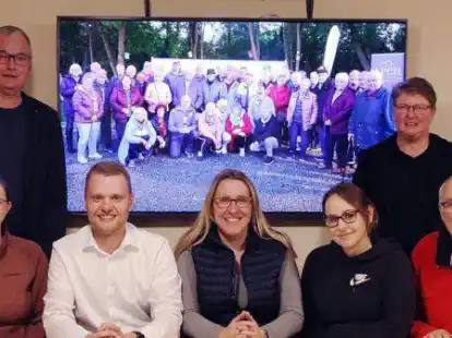 Das ist der erweiterte Vorstand des Ortsb&uuml;rgervereins Apen, links stehend OBV-Vorsitzender Frank Zahn und rechts stehend seine Stellvertreterin Anja Ehlers. Sitzend von links nach rechts: Lili B&uuml;ker, Jan Willjes, Juliane K&ouml;gler, Gesa Petzold und Hermann Ries.